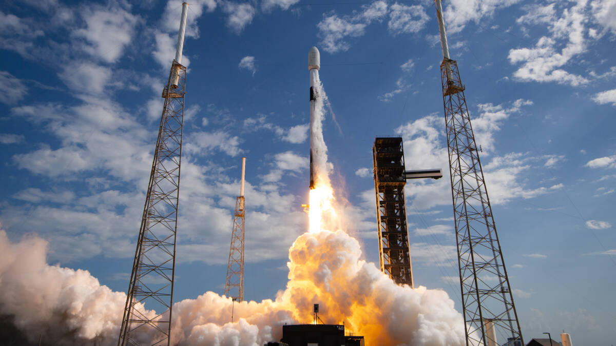 У Falcon 9 завершился 32-й полёт. Этот ускоритель SpaceX больше не вернётся в строй 3 Ракета Falcon 9 на пусковой площадке во время запуска