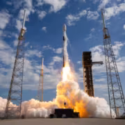 Ракета Falcon 9 на пусковой площадке во время запуска