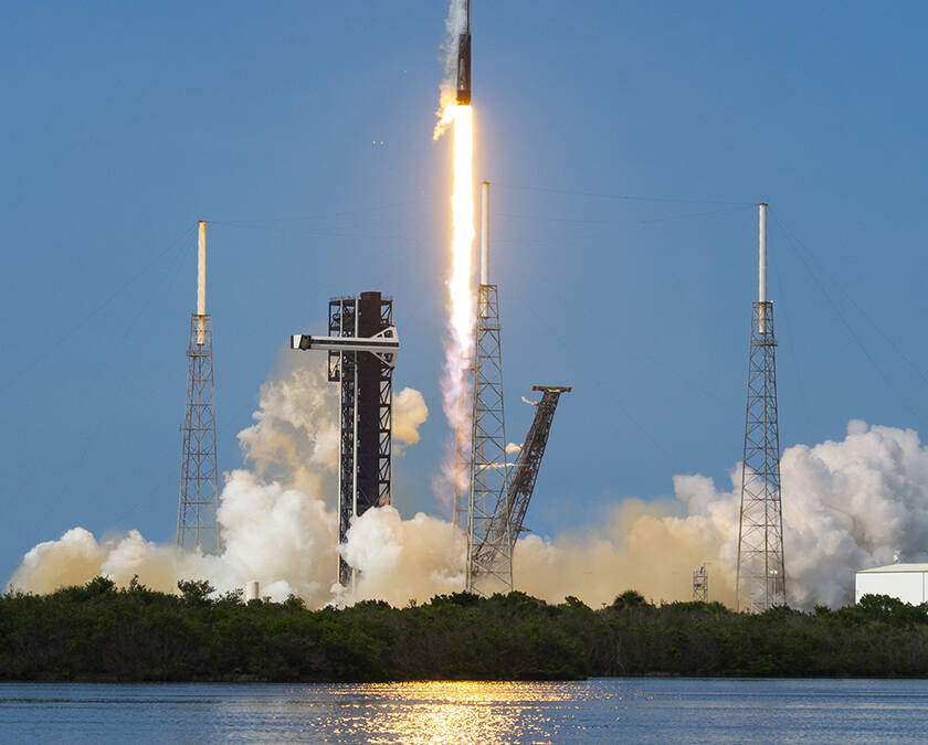 У Falcon 9 завершился 32-й полёт. Этот ускоритель SpaceX больше не вернётся в строй 5 Ракета Falcon 9 запускается над рекой. Всё тело ракеты и стартовая платформа