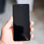У Samsung уже готова августовская тестовая прошивка One UI 8.5 для Galaxy S25 2 Человек держит смартфон Samsung Galaxy S25 в руке