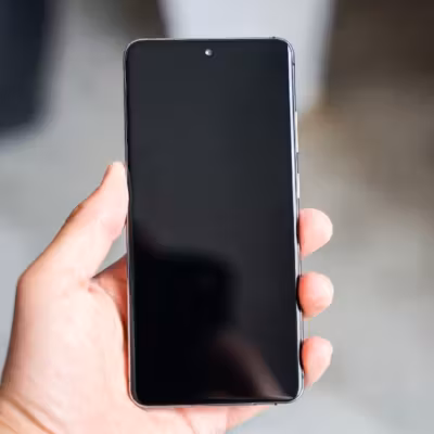 Человек держит смартфон Samsung Galaxy S25 в руке