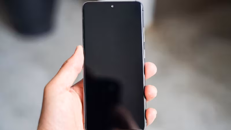 Человек держит смартфон Samsung Galaxy S25 в руке