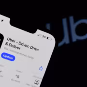 экран смартфона с приложением Uber Driver Drive и обновлением