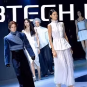 Модель на подиуме UBTech U1 на показе мод