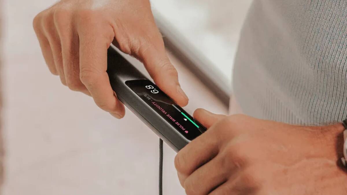 Умные весы Withings BodyScan 2 бьют током по стопам и ищут признаки диабета 3 Пользователь взвешивается на умных весах Withings BodyScan 2
