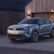 Электрический кроссовер Dacia Striker с кузовом седан