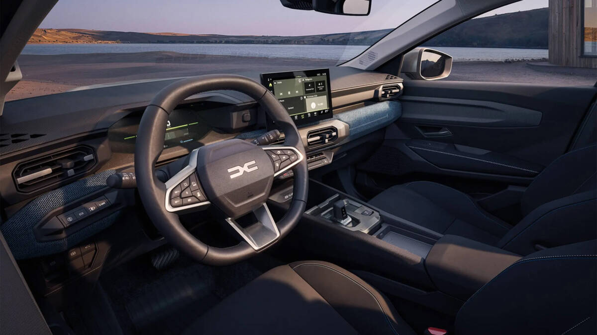 Интерьер автомобиля Dacia Striker внутри салона дисплей рулевое колесо