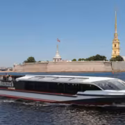 Пассажирское электросудно «Фонтанка 2.0» на воде