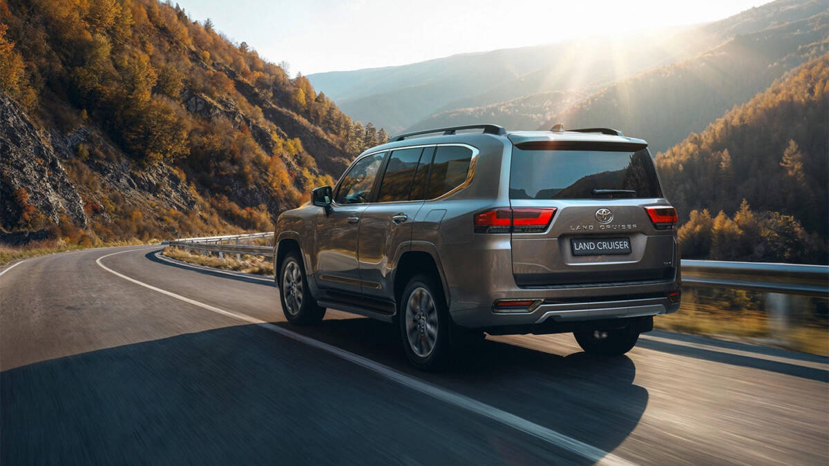 В России начали продавать гибридный Land Cruiser 300 за 19 млн рублей 4 Гибридный Land Cruiser 300 на дороге в горах