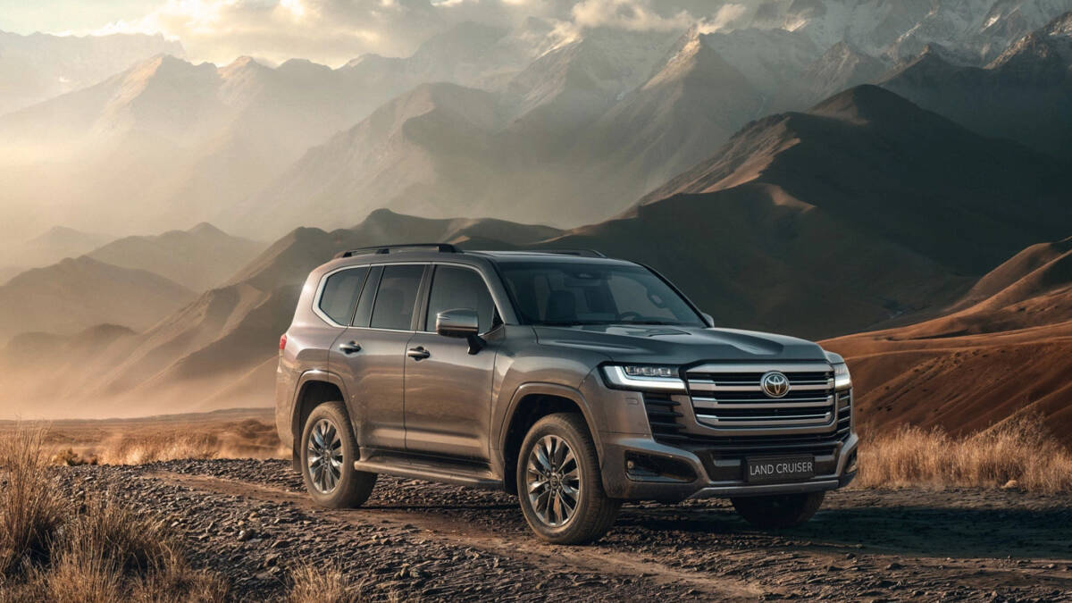 Гибридный Land Cruiser 300 едет по грунтовой дороге