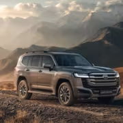 В России начали продавать гибридный Land Cruiser 300 за 19 млн рублей 2 Гибридный Land Cruiser 300 едет по грунтовой дороге