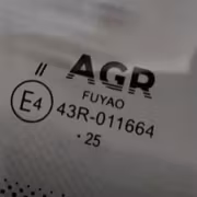 Стекло лобовое автомобиля с маркировкой AGP и номером 43R-011664