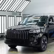 Черный кроссовер Jeland J6 в автосалоне