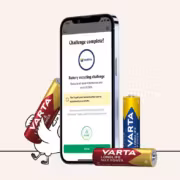 Батарейки Varta Longlife Max Power и смартфон с экраном