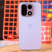Серый смартфон OnePlus с тройной камерой и логотипом