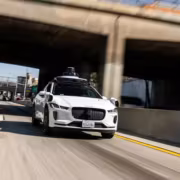 Waymo снова пустила роботакси на скоростные шоссе 2 Роботакси Waymo на скоростном шоссе движется