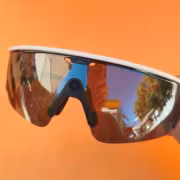 Велосипедист с умными очками Oakley Meta