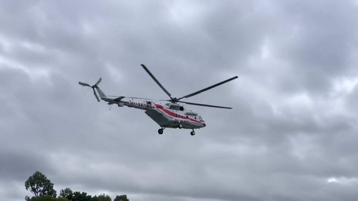Вертолёт Ми-171 вывозит людей из зоны наводнения в Китае