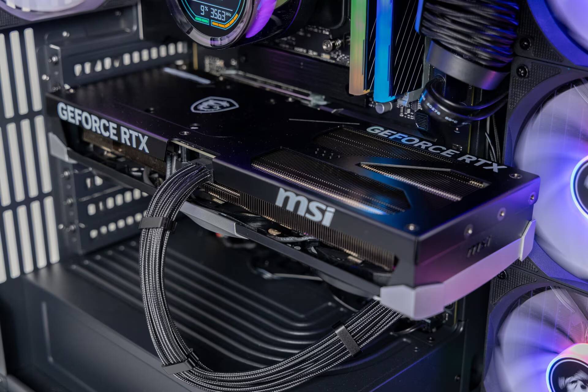 видеокарта GEFORCE RTX MSI внутри компьютера