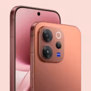 Розовый смартфон Vivo V80 с тремя камерами
