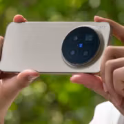 Человек держит смартфон Vivo X500 Ultra с камерами на задней панели