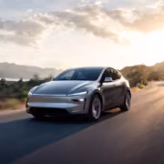 «Вояджер-1» за 50 лет уступил пробегу Tesla на автопилоте 6 электромобиль Tesla Model, движется по открытой дороге