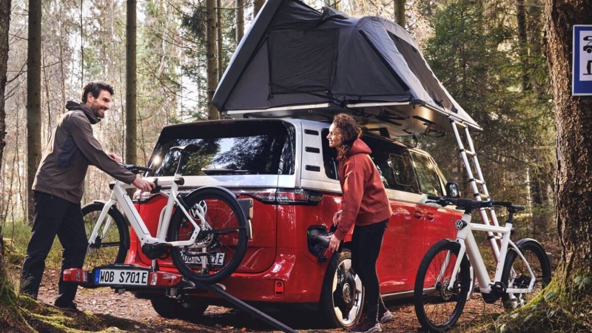 люди с велосипедами возле автобуса Volkswagen ID Buzz