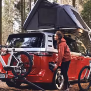 Volkswagen выпустила e-bike со smart glasses и камерой сзади 3 люди с велосипедами возле автобуса Volkswagen ID Buzz