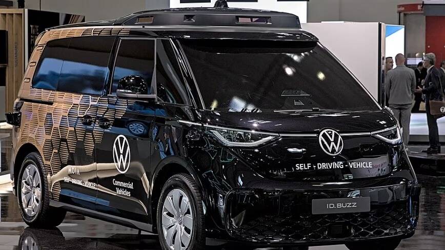 Volkswagen запустил в Гамбурге беспилотные ID Buzz с оператором безопасности 1 Автомобиль автономное управляемое электросамобильник дисплей