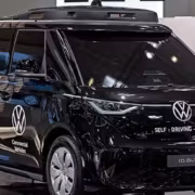 Volkswagen запустил в Гамбурге беспилотные ID Buzz с оператором безопасности 4 Автомобиль автономное управляемое электросамобильник дисплей