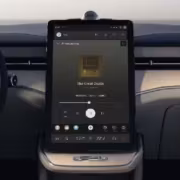 Телевизор или планшет в салоне Volvo
