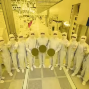 8 из 10 сотрудников Samsung Foundry готовы уйти из компании 8 Команда сотрудников в защитных костюмах и масках на производственной линии Samsung Foundry