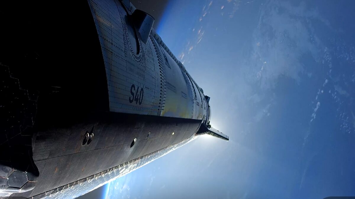 Космический корабль Starship и спутники Starlink V3 в космосе