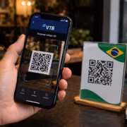QR-код ВТБ и мобильное устройство для платежей