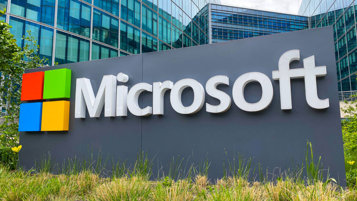 Здание с логотипом Microsoft возле современных офисных зданий