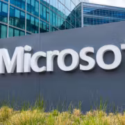Здание с логотипом Microsoft возле современных офисных зданий
