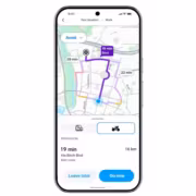 Экран смартфона Apple iPhone с интерфейсом Waze навигация