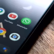 Экран смартфона с иконками Google Maps YouTube WhatsApp Chrome