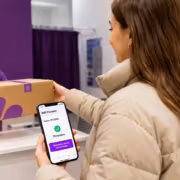 Женщина показывает на смартфоне WB Ресейл онлайн