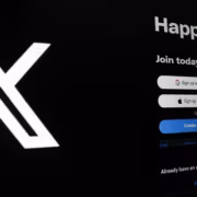 X начнет писать в личку о спорных постах, которые получили Community Notes 4 Экран мобильного устройства с логотипом X и формой регистрации X