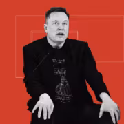 xAI подала в суд на пользователя Grok из-за сексуальных дипфейков 4 человек за столом на фоне красной стены с графическим дизайном