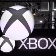 Логотип Xbox на светящемся шаре и стенде представление