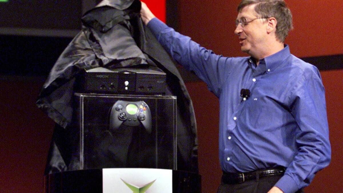 Xbox выпустила 4 игры с оригинальной консоли на PC ради будущего Helix 3 Мужчина в голубой рубашке улыбается и трогает облако с Xbox оригинальной консоли