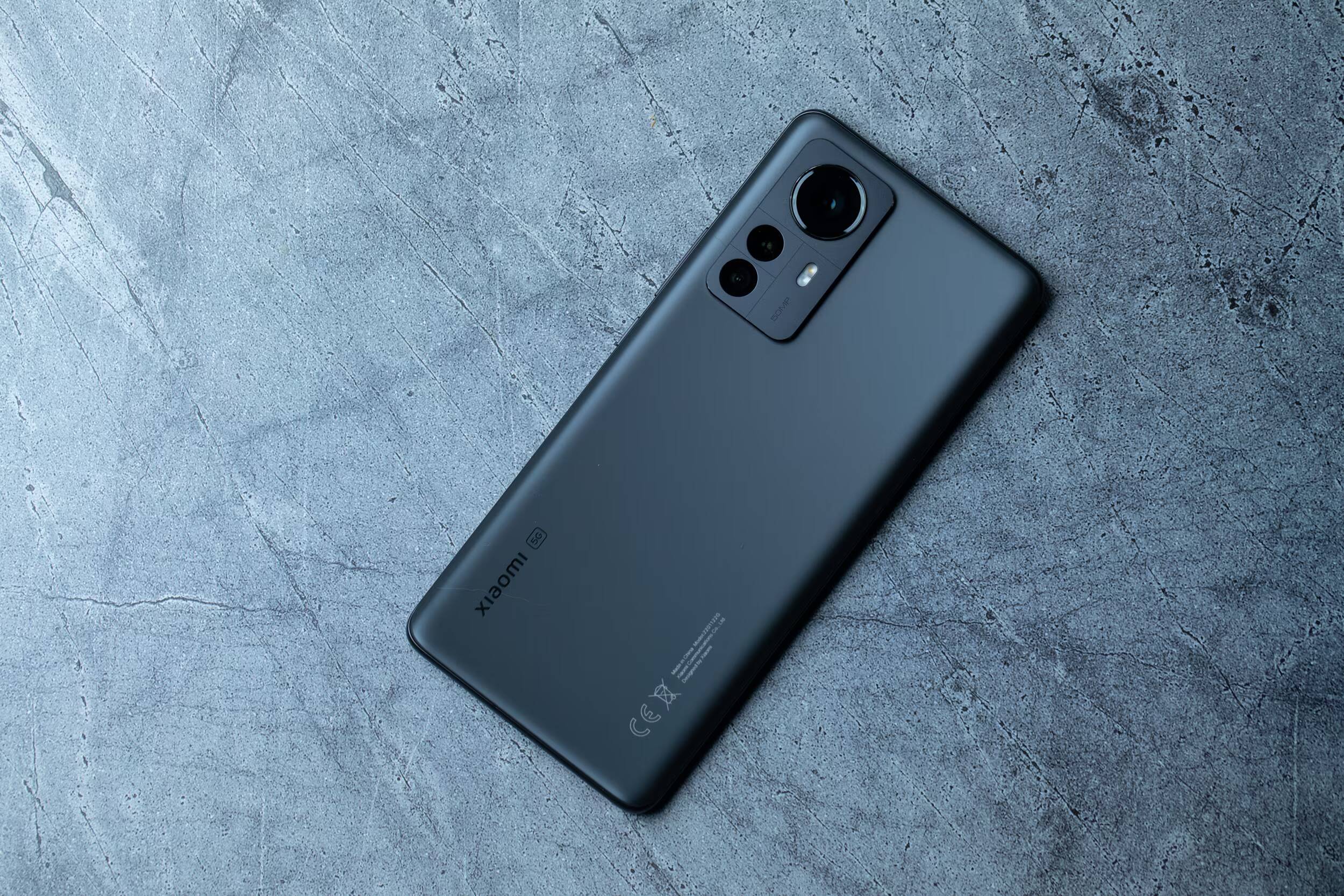 Смартфон Xiaomi 13T Pro с тремя камерами и надписью блоком на задней панели
