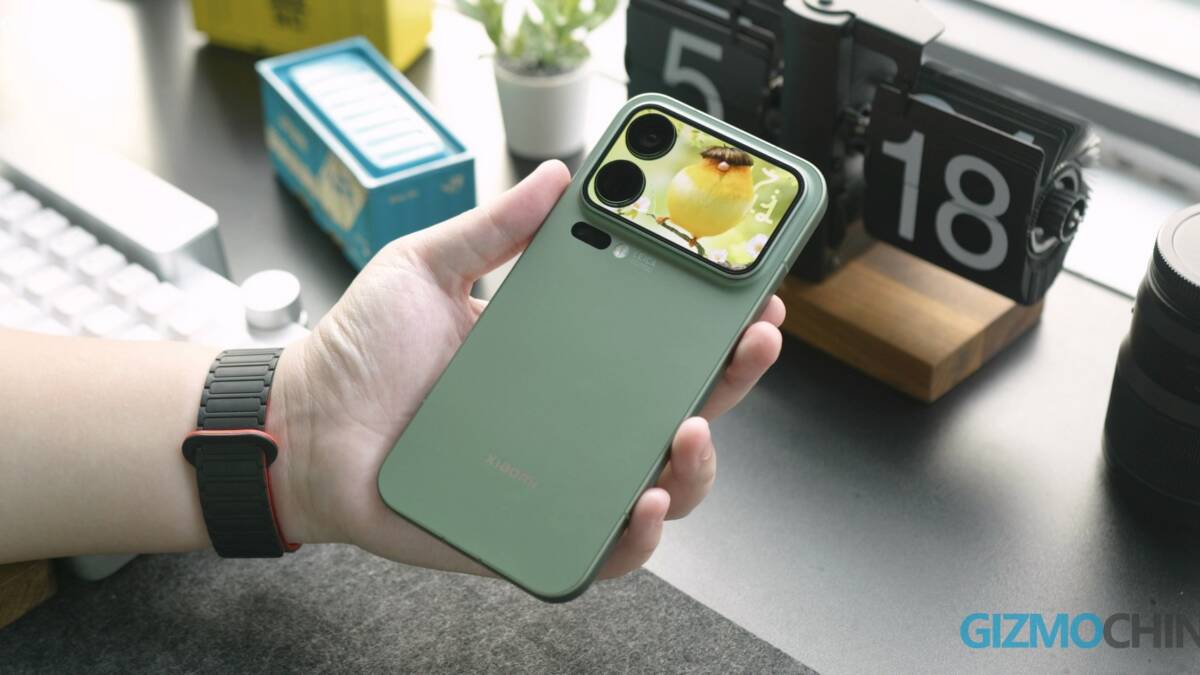 Xiaomi 18 Pro засветился в сертификации SRRC с поддержкой UWB 3 Человек держит смартфон Xiaomi 18 Pro с камерой и съемным корпусом