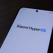 Экран смартфона с логотипом Xiaomi HyperOS 3.3