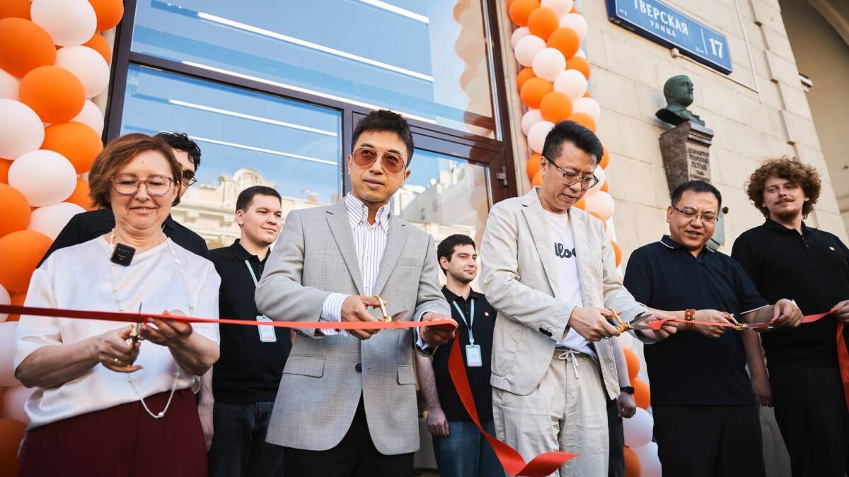 Xiaomi открыла флагманский магазин на Тверской в Москве 7 люди разрезают красную ленту перед магазином Xiaomi на Тверской улице