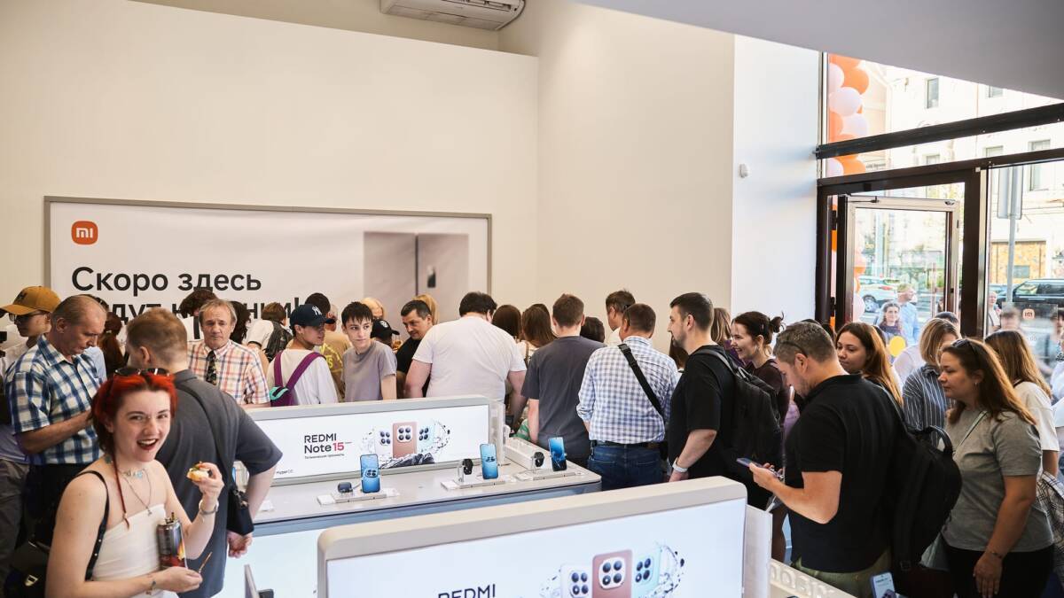 Xiaomi открыла флагманский магазин на Тверской в Москве 6 Толпа в магазине Xiaomi Redmi Note 15 Moscow