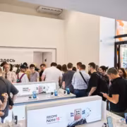 Толпа в магазине Xiaomi Redmi Note 15 Moscow