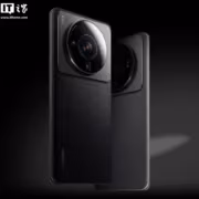 Черный смартфон Xiaomi 12 с крупной камерой